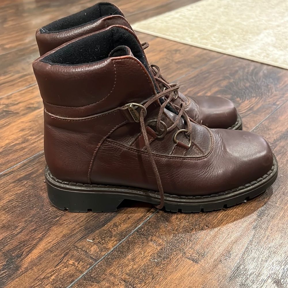 Sorel Sedona leather boots size 8 in EUC brown and black lace up combat boots